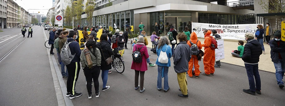 Demo vor dem Syngenta Hauptsitz in Basel.